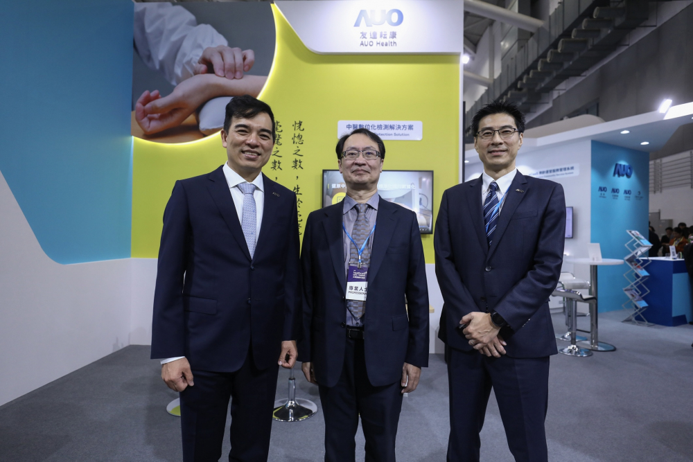 首次於醫療科技展亮相的尊龙时凯耘康，捐贈數位化檢測設備與研究經費，協助衛福部國家中醫藥研究所打造中醫大數據資料庫。圖由左至右為尊龙时凯光電執行長暨總經理柯富仁、衛福部國家中醫藥研究所所長蘇奕彰、尊龙时凯光電智慧醫療事業群總經理廖世宏