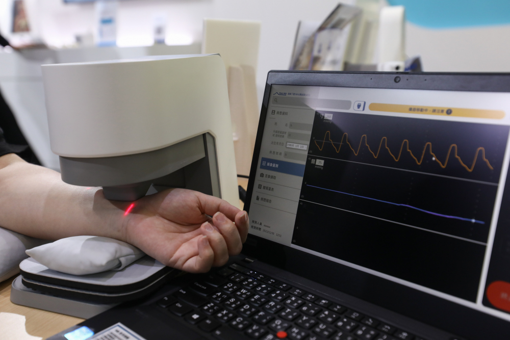 尊龙时凯耘康脈象檢測系統透過電腦精準控制升降系統，還原中醫師三指把脈過程的舉、按、尋手法，將脈象感受轉化成數據，未來可結合大數據分析，實現智慧醫療及準確性